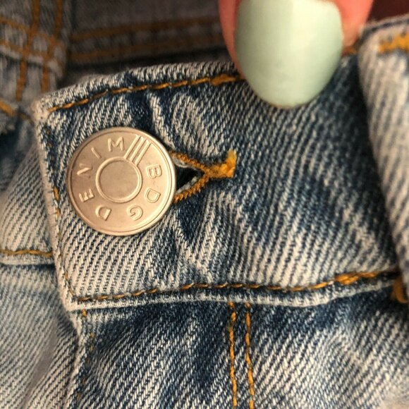 Urban Outfitters BDG Mom Jeans Women’s Size 27 Light Wash Distressed High Rise - Picture 10 of 12